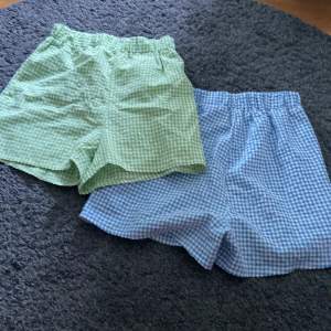 Jättefina sommar shorts som är rutiga, ett par är i blå  och det andra är i grönt. Jag har använt den blåa ca 5 gånger och dom gröna typ 1 gång. Båda kostar 100 och ett par kostar 50 + frakt.