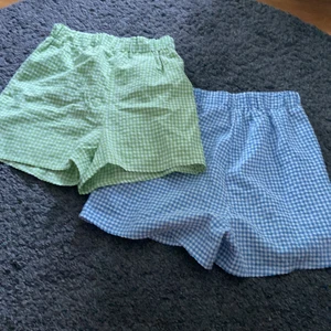 Shorts - Jättefina sommar shorts som är rutiga, ett par är i blå  och det andra är i grönt. Jag har använt den blåa ca 5 gånger och dom gröna typ 1 gång. Båda kostar 100 och ett par kostar 50 + frakt.