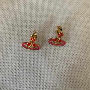 Vivienne Westwood Örhänge - Kolla min samlade annons för mer info Inte äkta Kör budgivning för att få sålt på mina sista halsband/örhängen/armband