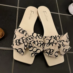 Fantastiska tofflor  - Super fina tofflor storlek 39 ( en aning små i storleken ) 