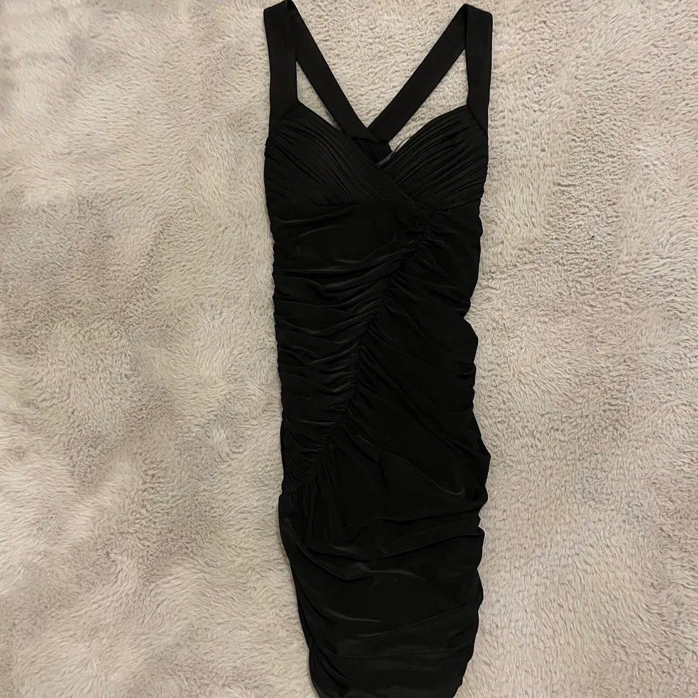 En svart klänning som bara legat i garderoben och aldrig kommit till användning, är vadderad så man behöver ingen bh och har tjockt material. Klänningar.