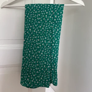 Långkjol - Säljer denna fina långkjol ifrån zara! Sparsamt använd!