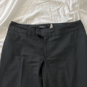 Kostymbyxor  - Svarta randiga kostymbyxor! Snygga men tyvärr för små för mig 🖤 skulle säga passar xs/S beroende på hur man vill dom ska sitta. Lågmidjade och långa i benen! 