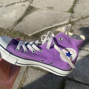 Converse - Ljuslila converse endast använda fåtal gånger, alltså så gott som nya. Kan fraktas