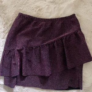 Glittrig zara kjol  - Säljer en av mina glittrigaste kjolar, perfekt till en stickad tröja en sommarkväll. Använd bara några gånger, köpt från barnavdelningen så skulle säga att den passar en XS/ S person 