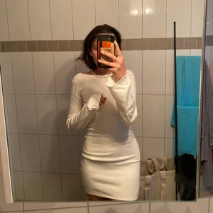 Angelica Blick X NAKD  - Säljer klänningen som jag tänkte ha till studenten. Den är så himla fin och i storlek M, utsåld på NAKD.  Endast testad med taggen kvar 