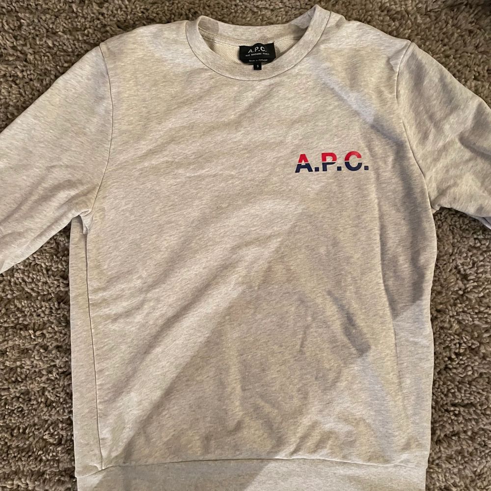 Säljer min APC tjocktröja ca. 1år gammal, true to size. Kan posta och mötas upp. Tröjor & Koftor.