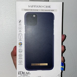 Mörkblått mobilskal   - Mobilskal från iDeal of Sweden. Säljes pga att de ej kommer till användning. Nypris 399, säljes för 300. Passar till iPhone 11 PRO max. 