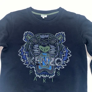 kenzo tröja  - hej! säljer denna skit snygga kenzo tröjan som är i storlek L men passar S då den är liten i storlek, den är köpt för 2000kr jag säljer den för 1000kr men priset får självklart att diskutera. de är i nyskick dvs inga skador eller hål finns! de är i dammodell!