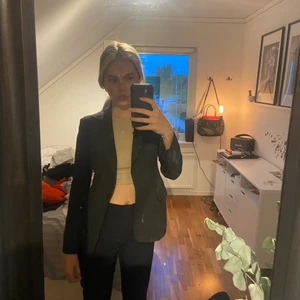 Zara Kavaj - Säljer denna fina Kavaj från zara woman eftersom den är för liten för mig, den är i storlek 34 och i en mörkgrå/svart färg, köparen står för frakt💞
