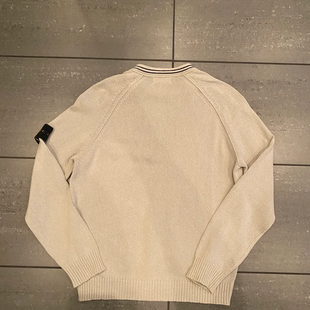 Beige vintage stone island sweatshirt som passar M. Köparen står för frakt 📦 . Tröjor & Koftor.
