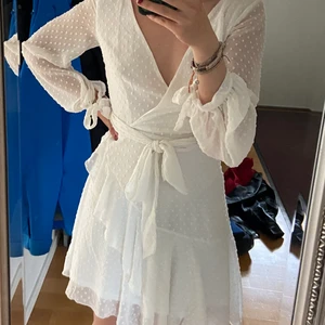 Student klänning - Säljer min dröm student klänning då den tyvärr var för liten. Jag köpte den här på plick. Det går att både knyta så att roseten i midjan knyts i ryggen eller framtill