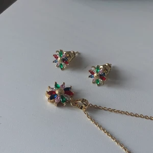 flerfärgat guld smycke - superfint halsband med matchande örhängen, halsbandet är 46 cm långt, inget är använt:)  frakt 12 kr