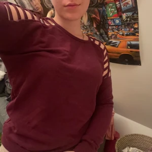 Långärmad Tröja - En fin tröja från NewYorker, köpte för längesen. Använd några gånger men inte mer pga att det inte är min stil! Är XS men känns mer som S! Priset kan diskuteras!