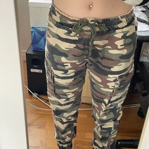 Lågmidjade cargo byxor - Bra skick och en bra pass form på kroppen. 4 fickor. Knappt använda. Skriv om ni är intresserade🫶🏼🤍