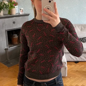 Stickad tröja - Söt glittrig tröja från & other stories! Den är i väldigt fint skick då den är använd ett fåtal gånger☺️. Nypris var 590kr. (Obs klicka inte på köp direkt utan kontakta vid intresse)