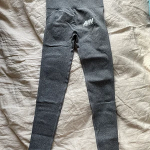 Scrunch tights aware nutrition - Superfina träningstights med scrunch från aware nutrition. Använda en gång. Säljer då de är lite för höga i midjan för mig. 