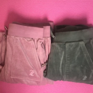 Juicy couture byxor - SÄLJER ENDAST TILLSAMMANS‼️BUD PÅ 1600kr Storlek S på båda, super bra skick, säljs pga aldrig används. Färgerna keepsake lilac & chinois green. Nypris för en ca 1000kr dsv 2000kr för båda men säljer för 1500kr priset går att diskuteras <3
