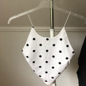 Topp - Min super söta topp från #zara som jag endast använd 1 gång! Säljs då den är för liten. Storlek M men sitter som en S. Frakt tillkommer eller så kan jag mötas! #sommar #student #fest #midsommar