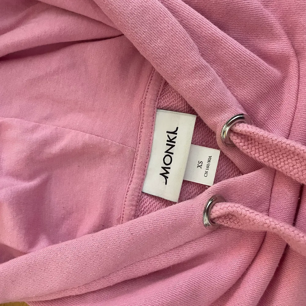 🌸 Rosa hoodie från Monki 🌸 Storlek XS 🌸 Mötas upp i Stockholm eller postas (fraktkostnad tillkommer) 🌸 Kan även samfrakta 🌸. Hoodies.