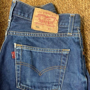 Levi's shorts  - Avklippta 501:or i fint skick! Köpta second hand för massa år sen men inte används. Jag är 165 och slutar som ovanför knäna. 