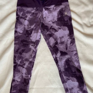 🌸 Träningsbyxor 🌸  - 🌸 Träningsbyxor 3/4 långa 🌸 Storlek S 🌸 Mötas upp i Stockholm eller postas (fraktkostnad tillkommer) 🌸 Kan även samfrakta 🌸