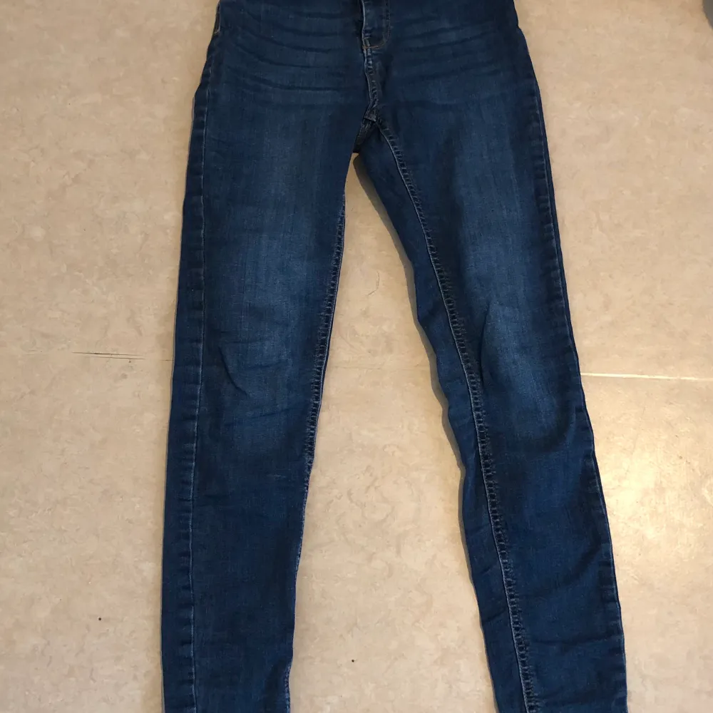 Mörkblå jeans, skinny high waist, i storlek 26.. Jeans & Byxor.