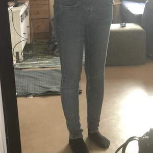 Mina favorit jeans som har blivit för små. Riktiga jeans (ingen stretch) från Gina, modell Kristen. Sitter snyggt på.
