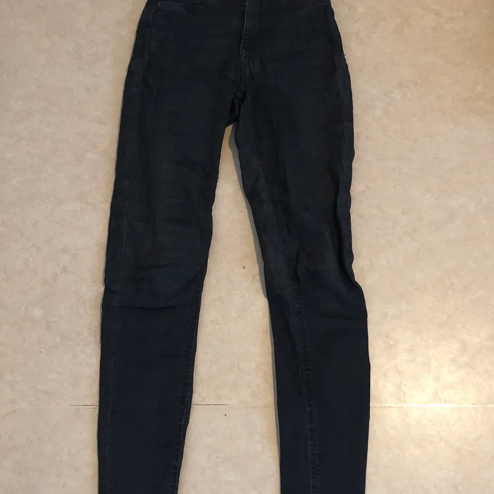 Svarta jeans med tvättat tyg (alltså inte helt svarta) från Gina tricot, Molly.. Jeans & Byxor.