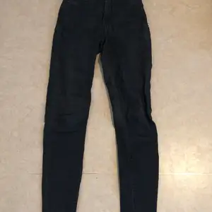 Svarta jeans med tvättat tyg (alltså inte helt svarta) från Gina tricot, Molly.