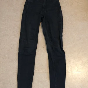 Svarta tvättade jeans - Svarta jeans med tvättat tyg (alltså inte helt svarta) från Gina tricot, Molly.