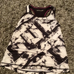 Soc träningslinne strl 146/152 - Ett fint träningslinne sällan använt fint skick. Coolt mönster i svart o vitt. Strl 146/152. 