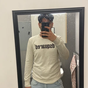 Dsquared2 - Vit dsquared2 tröja i bra skick, där märket blir rött vid värme eller med hjälp av en tändare, köparen står för frakten 