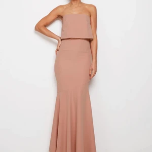 Balklänning beige/brun  - En fin ouf shoulder balklänning som endast är använd 1gång och nypris är 1590kr  Köparen står för frakten   Passar mig bra som är 162cm lång 