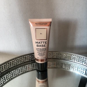 Foundation / Revolution / F1 / Beige / OÖPPNAD /   - Oöppnad 