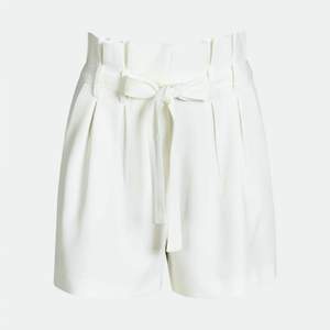 Jättefina helt oanvända vita shorts från Bikbok stl S, fickor i sidorna