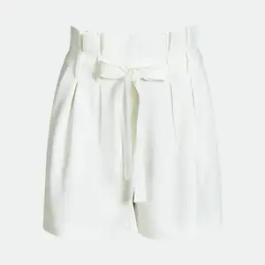 Jättefina helt oanvända vita shorts från Bikbok stl S, fickor i sidorna