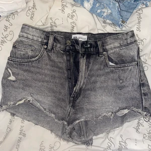 Jeans shorts 🖤 - Super fina från Zara i nyskick storlek 36, finns även i blått.
