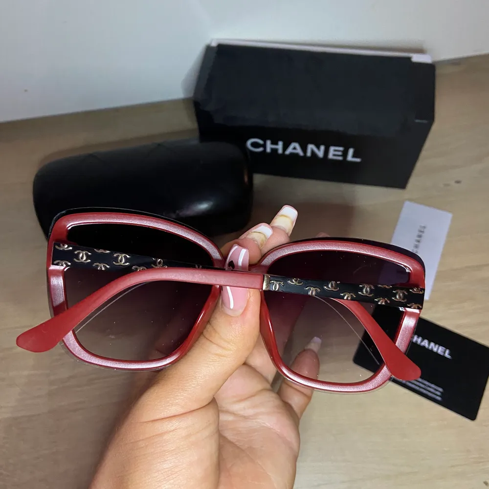 Ett par Chanel inspirerade solglasögon, allt på bilden ingår✨ Serienummer finns! Skriv för fler bilder eller frågor!. Accessoarer.
