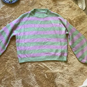 Stickad randig tröja - ✨En stickad mysig tröja som passar till vardagen!✨ Tröjan är inte använd!