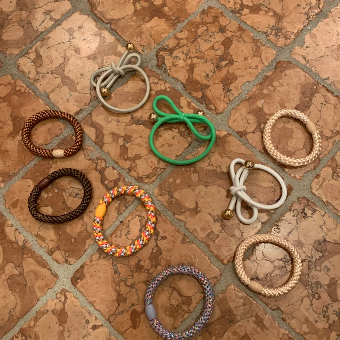 Massa jättefina armband/gummisnoddar 