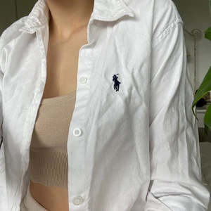 Skjorta - Säljer min Ralph lauren skjorta i mycket gott skick. Superfin nu till sommaren. Storleken är XXL men skulle snarare säga att den sitter som S/M.🌻💗