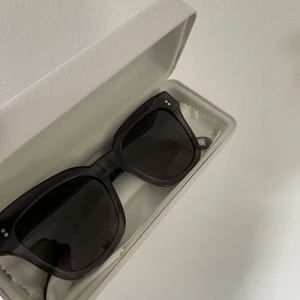 Chimi eyewear solglasögon - Jag säljer mina chimi glasögon då jag vill köpa en annan modell av märket. Jag älskar dessa glasögon då de har en jättefin färg samt är i nyskick. Priset kan diskuteras 🥰 Glasögonen är i storlek 005 