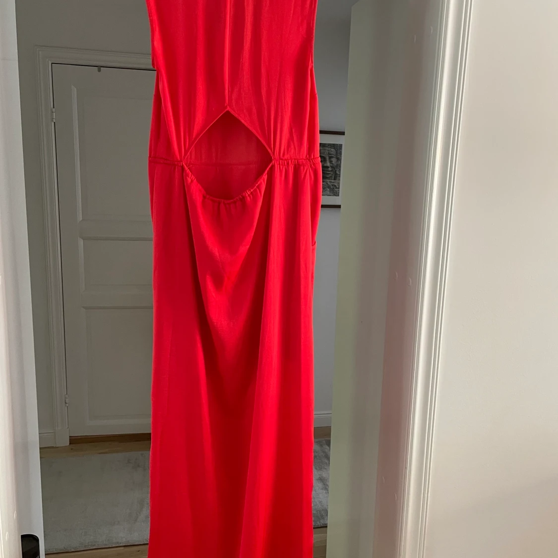 BCBG Maxzazria lång klänning med cut out i ryggen - 91