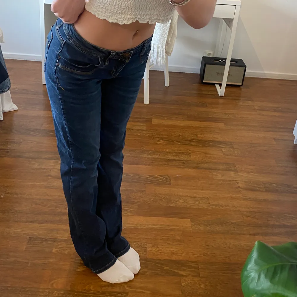 Säljer ett par super fina lågmidjade jeans.  kom privat för fler bilder!🫂. Jeans & Byxor.