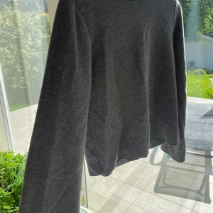 Tröja med vida ärmar  - Långärmad tröja i ribbat material. Mörkgrå från ginatricot. Strl XS men passar mig som är S/M 