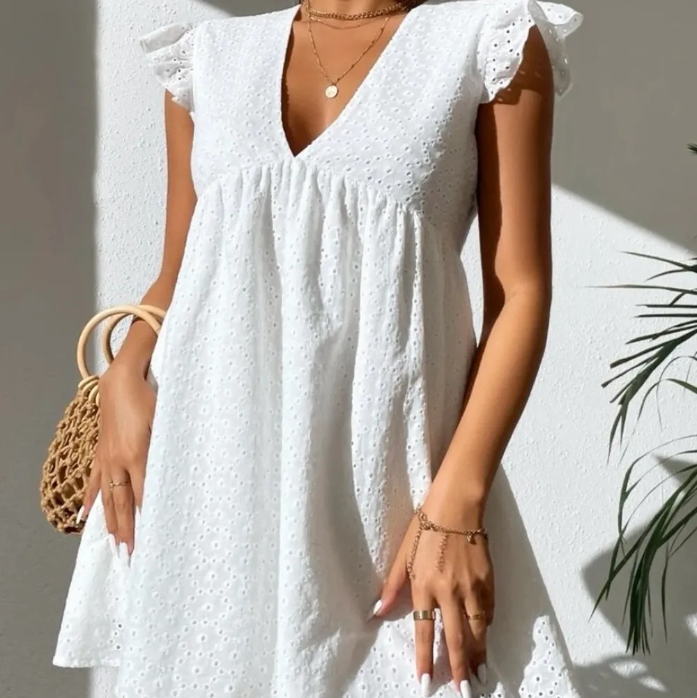 Så fin vit klänning från shein i storlek xs. Säljer då den är för kort för mig & därför aldrig använd. Den är alltså endast testad på. Köparen står för frakt 💙💙. Klänningar.
