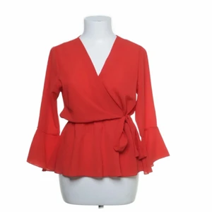 Omlott blus - Säljer denna otroligt fina omlott blusen. Den är köpt från boohoo, aldrig använt utan endast testat. Säljer pågrund av att den aldrig användes. Så den är i perfekt skick!