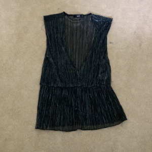 Shorts-byxdress - Glittrig shorts-byxdress, ganska genomskinlig. Strl XS.               400kr