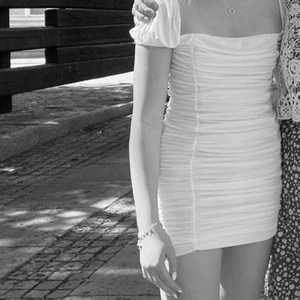 Klänning - Säljer min super fina skolavslutnings klänning köpt förra året💕💕vit tajt klänning med puffärmar🫶🏼🫶🏼 pris går att diskuteras!!